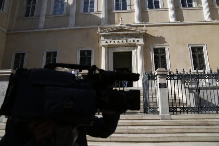 «Μάχη» στο ΣτΕ για τα δώρα των δημοσίων υπαλλήλων – «Έχασαν τον 13ο και 14ο μισθό για να διατηρήσουν τον 12ο»!